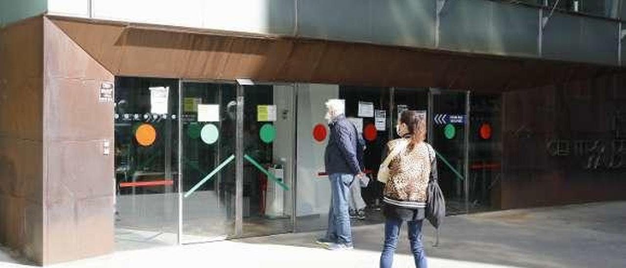 Gente haciendo cola en el centro de salud de Rosalía. // Alba Villar