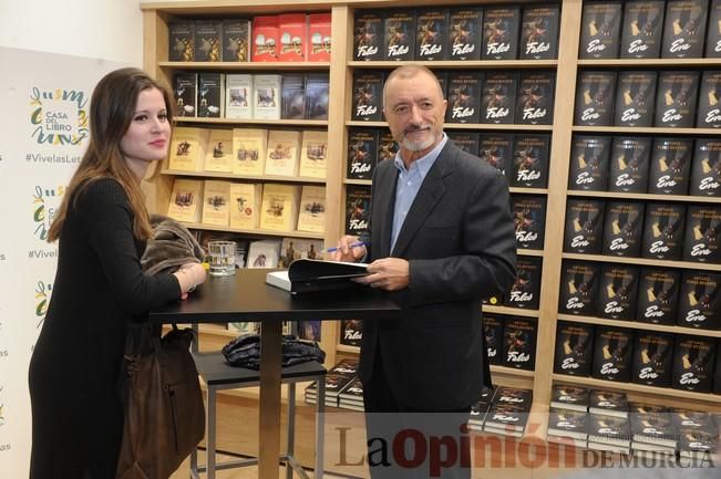 Colas por la firma de libros de Pérez-Reverte