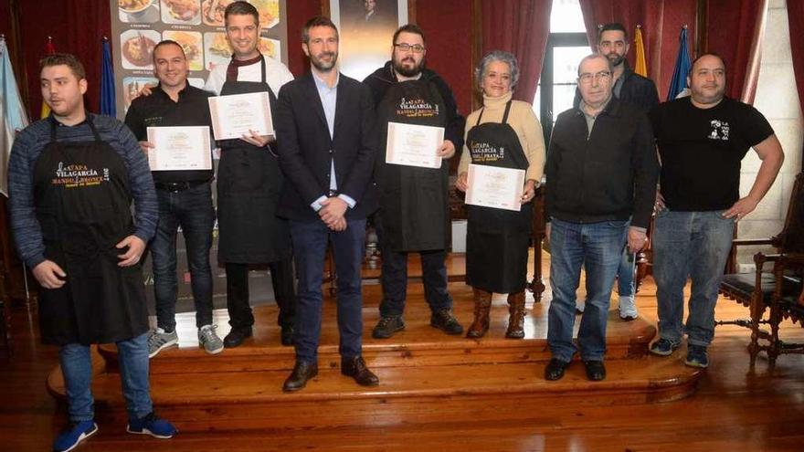 Los cocineros premiados recogieron ayer sus distinciones en Ravella.  // Noé Parga