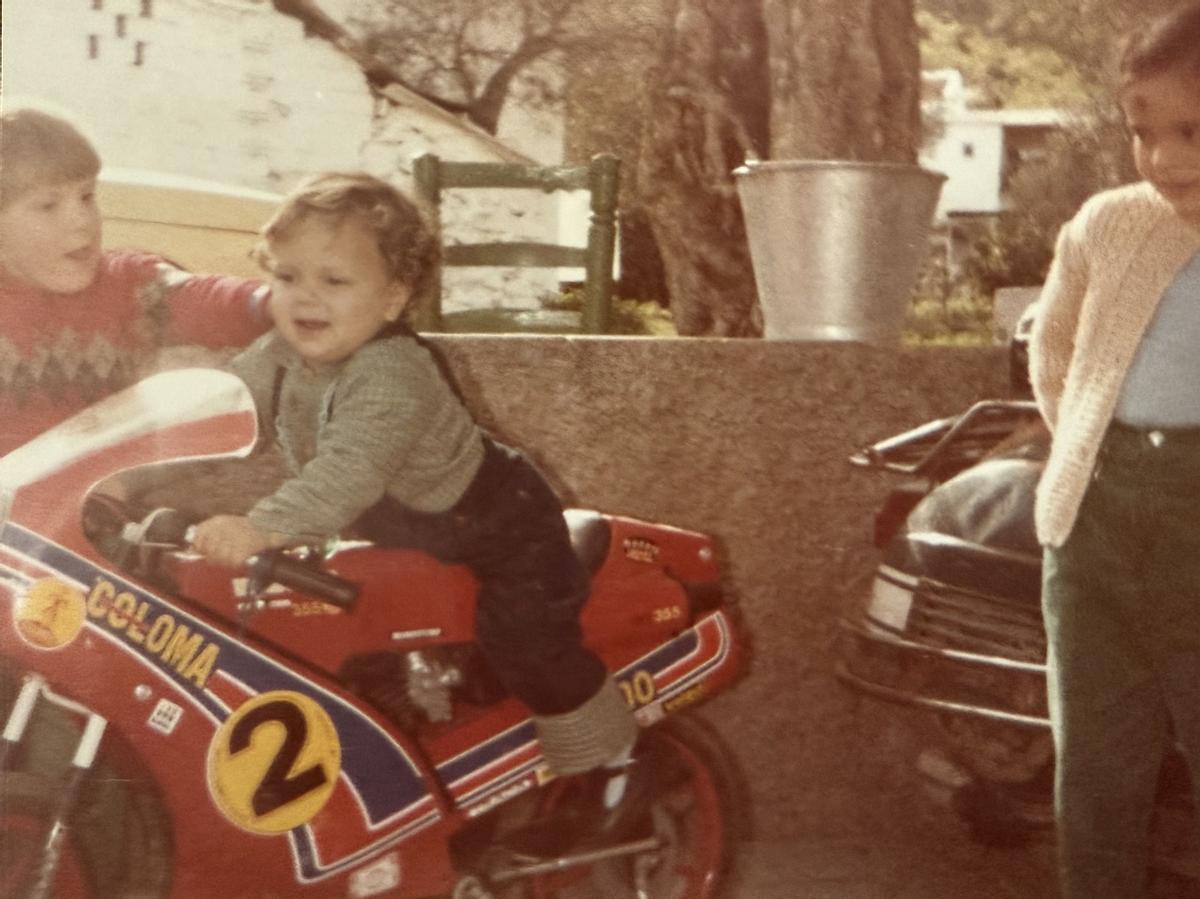 Daniel Acedo, en su infancia, subido a una moto de juguete.