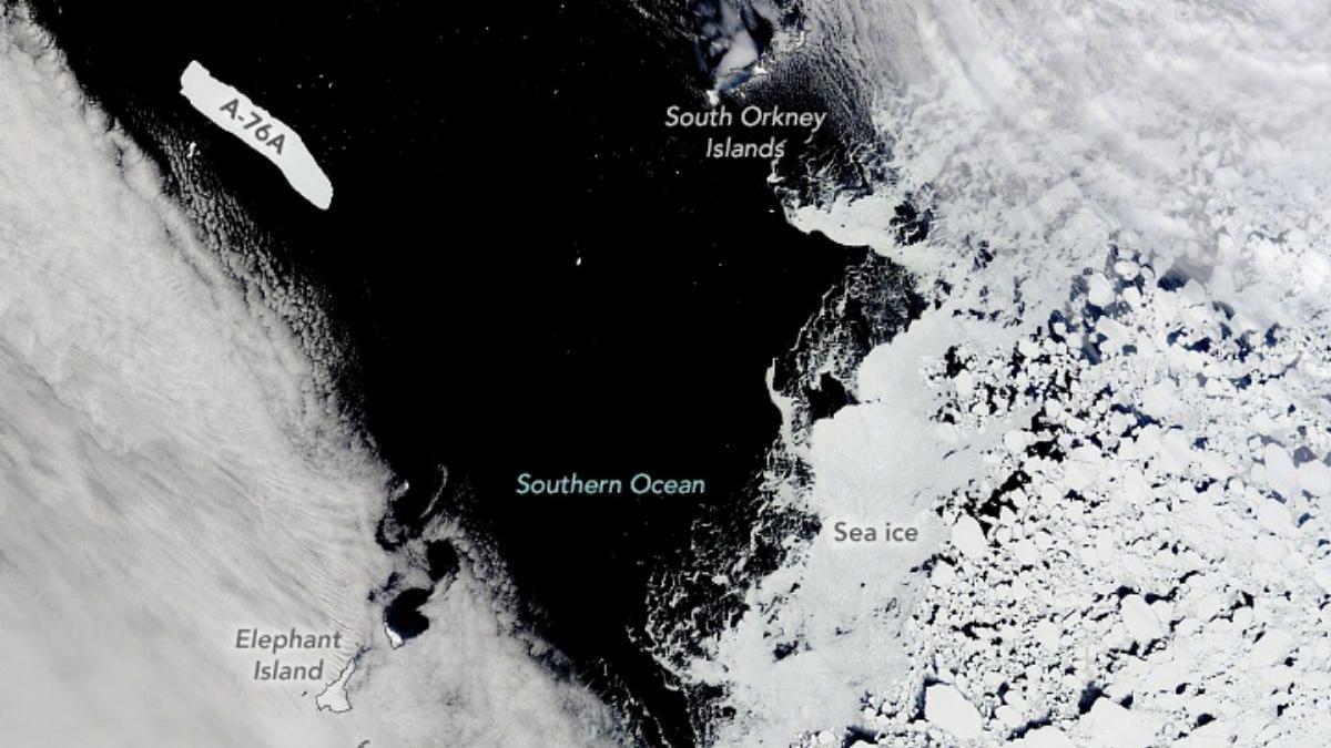 El satélite Terra de la NASA registró al iceberg más grande del mundo, A-76A, en el Pasaje de Drake, cerca de la Antártida, el pasado 31 de octubre.