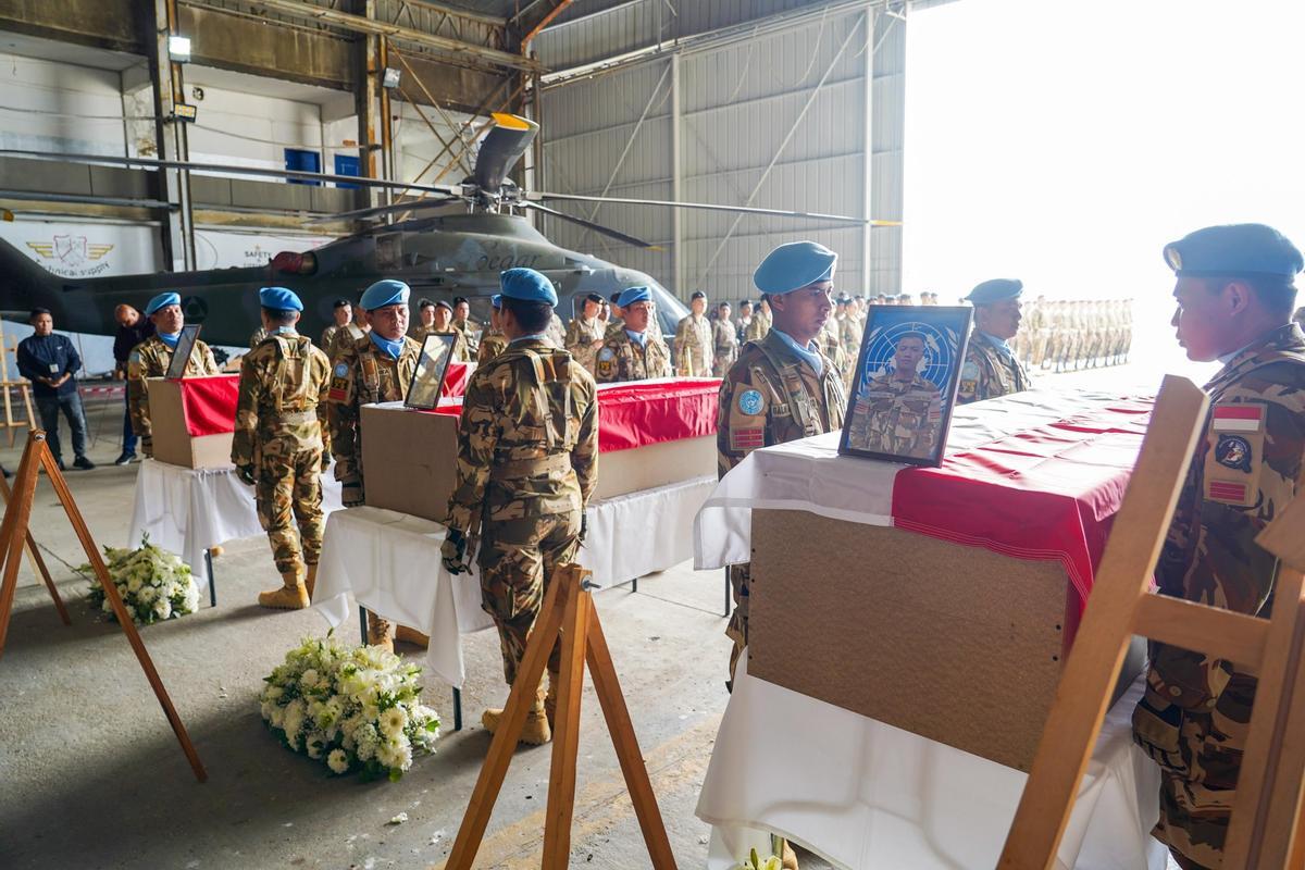 Homenaje fúnebre a los tres militares indonesios asesinados en el sur del Líbano, levado a cabo el pasado día 2 en la base de los cascos azules en la localidad libanesa de Naqura..