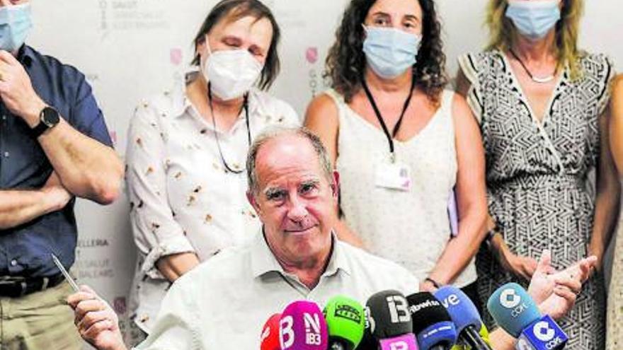 El exdirector del Ib-Salut, el lunes en la rueda de prensa de su dimisión.