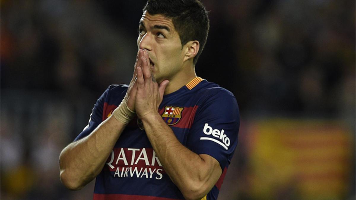 Suárez vio tarjeta amarilla en el FC Barcelona-Valencia de este domingo en el Camp Nou