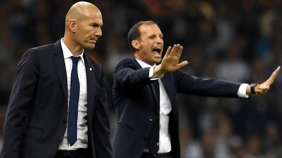Massimiliano Allegria da instrucciones a sus jugadores ante la mirda de Zinedine Zidane.