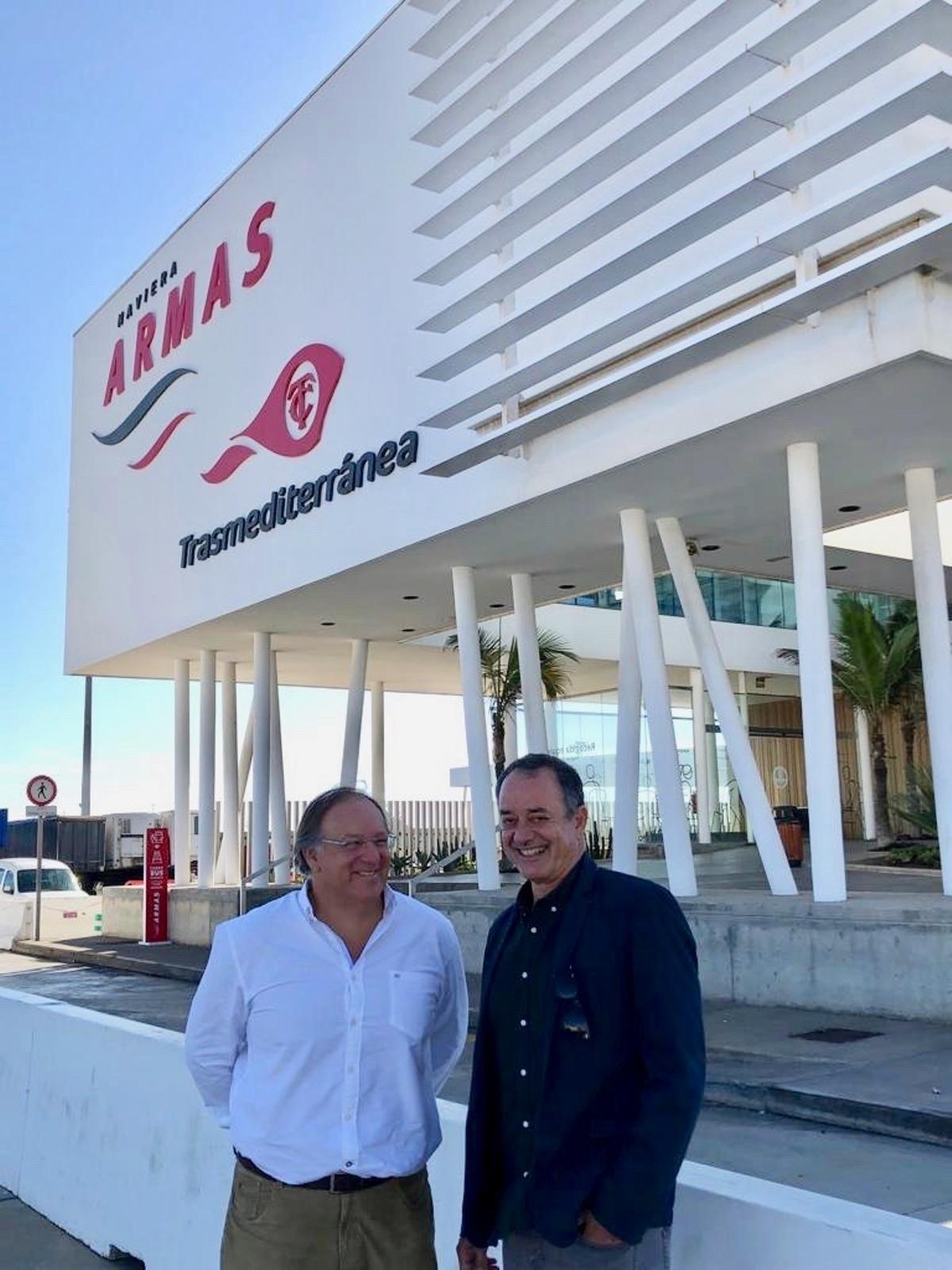 Los arquitectos Manuel Luis Rocafort Martín y José Ignacio González Sosa en la terminal marítima de Naviera Armas Trasmediterránea en el puerto de Las Palmas de Gran Canaria.