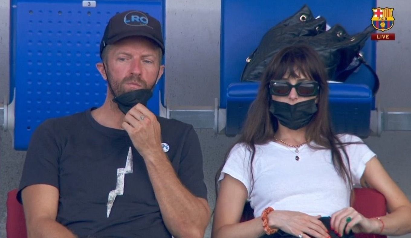 Chris Martin y Dakota Johnson, en el palco del Johan Cruyff