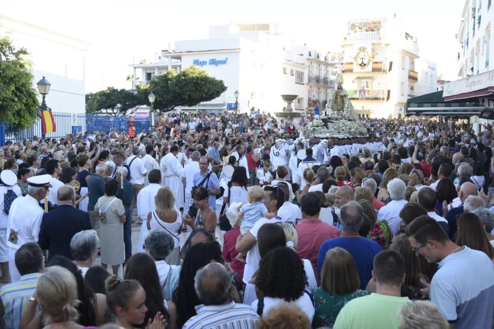 La Virgen del Carmen, procesionando por La Carihuela en Torremolinos, antes de hacerse a la mar.