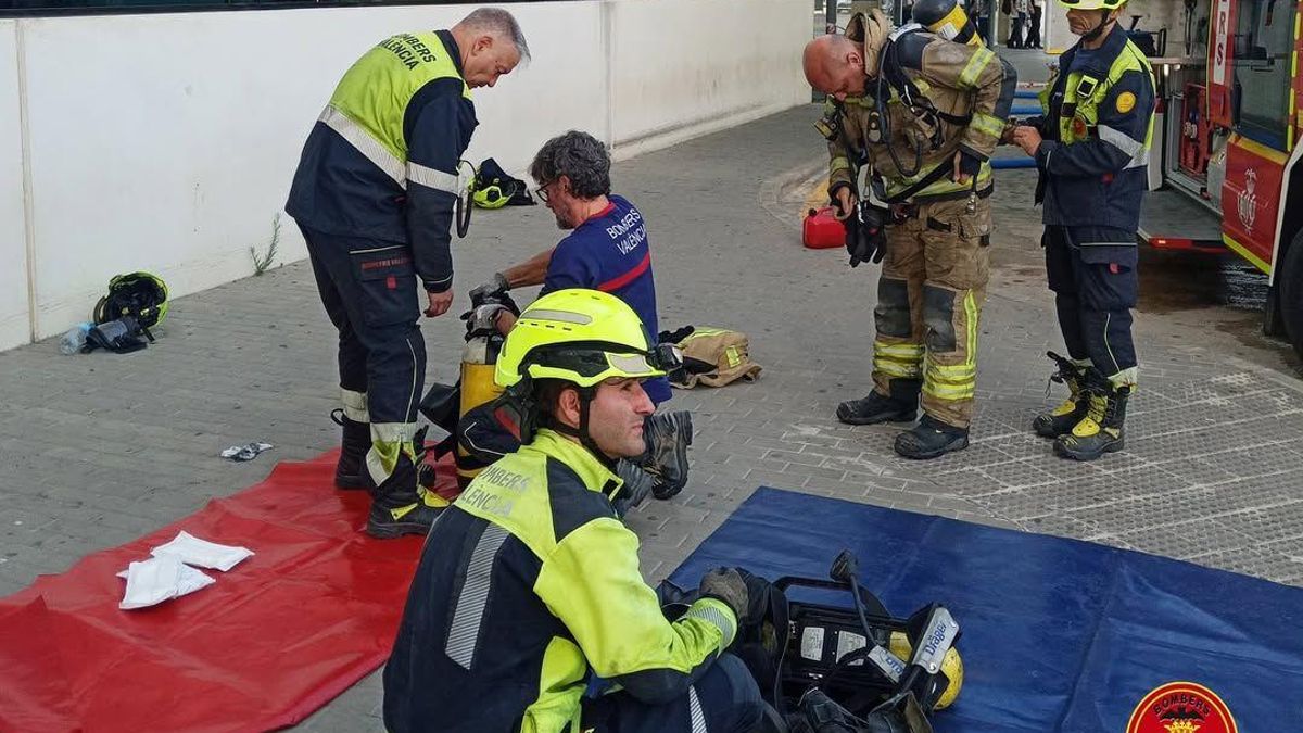 Un incendio intencionado obliga a desalojar la planta de Psiquiatría de La Fe