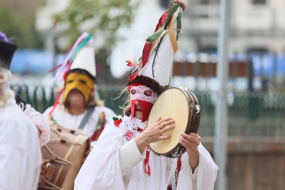 El pasacalles de los Mazcaritos por las calles de Oviedo