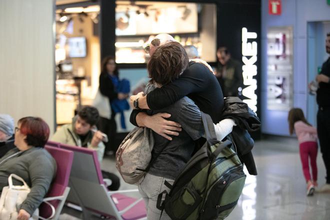 Las imágenes de las vueltas a casa por Navidad en el aeropuerto de Ibiza