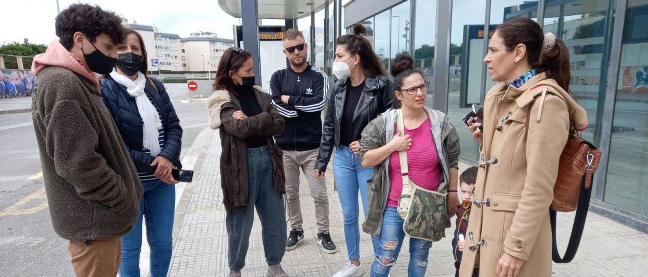 Inquilinos afectados por las demandas de desahucio y Guadalupe Nauda, ayer en la puerta del juzgado.