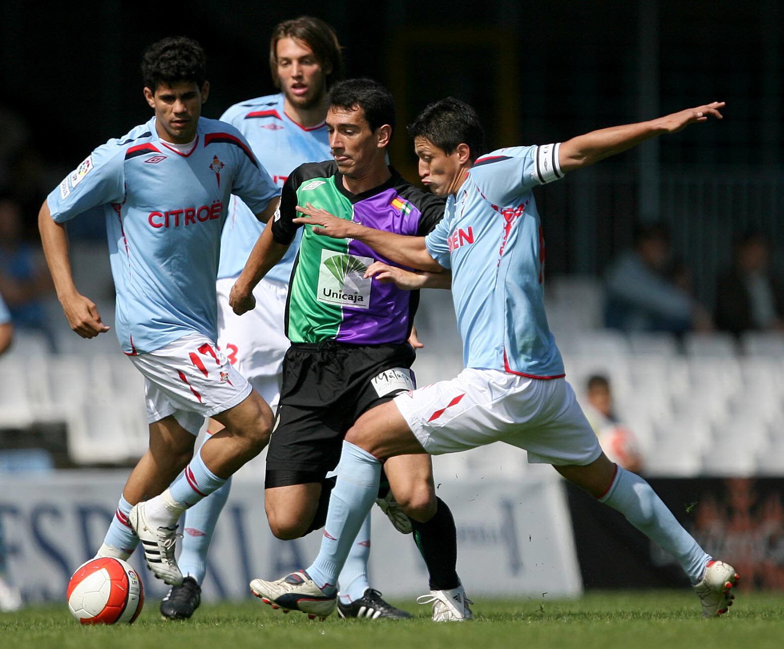 CANOBBIO 04-05-08 Jos� Lores en su �ltima campa�a en el Celta, con el 10 y como capit�n. Ante el M�laga, con Diego Costa y Michu.jpg