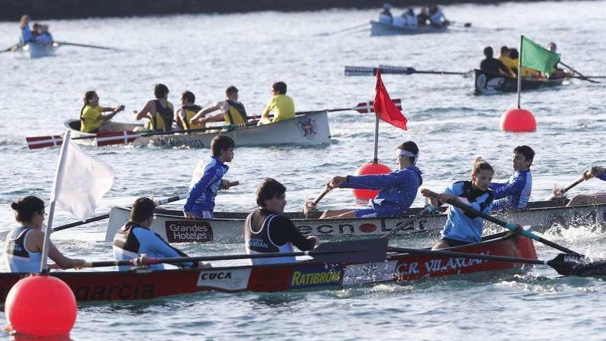 Una regata de bateles de este curso, en aguas de la ETEA. // Ricardo Grobas