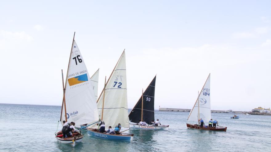 Las Fiestas del Carmen arropan el sentir de la vela latina