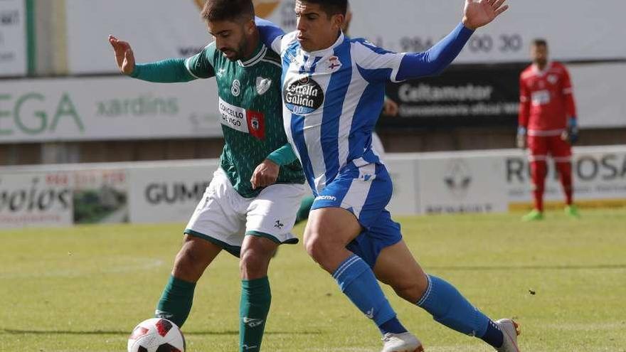 Antón de Vicente, del Coruxo, protege el balón ante la presión de un jugador del Deportivo B. // R. Grobas