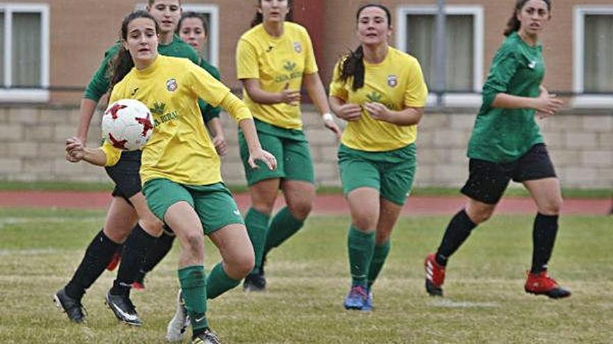 Lucía Rodríguez, autora del 1-1, controla el esférico durante el partido frente a Casa Ávila.