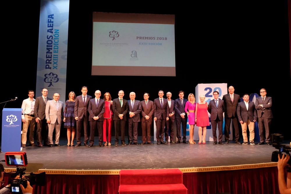La fotografía de familia que se tomaron los premiados y las autoridades al final de la gala celebrada en el Teatro Chapí de Villena.