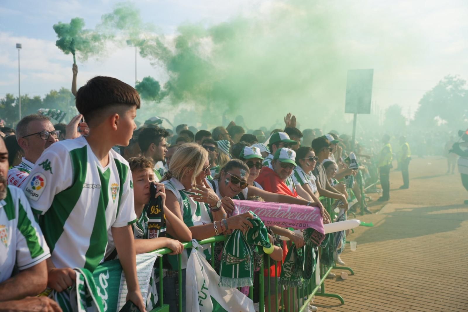 Así recibió la afición del Córdoba CF al autobús del equipo en El Arenal