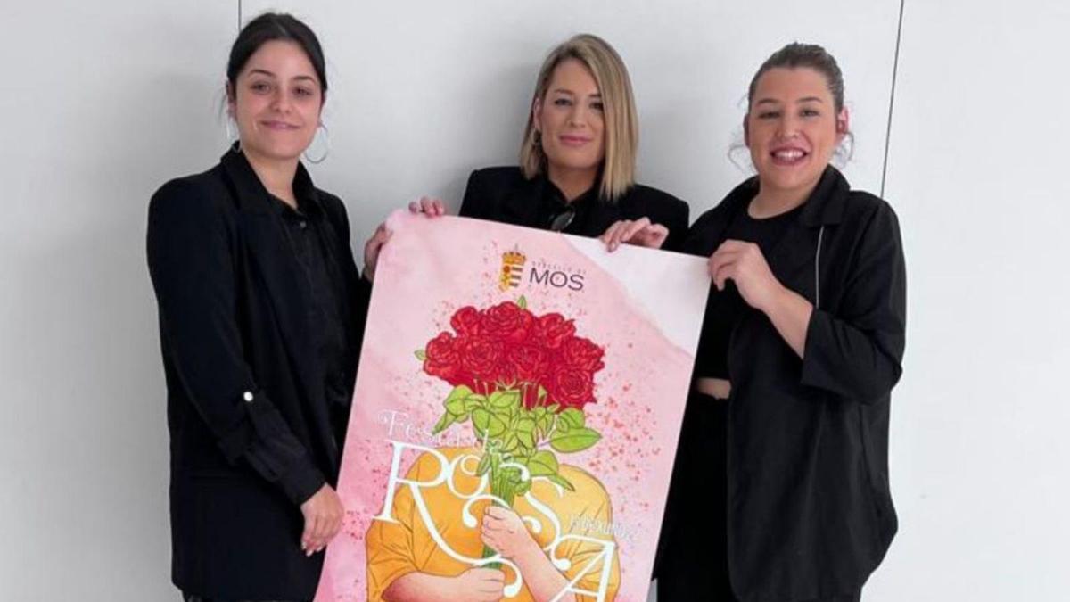 Las integrantes de Tanxugueiras con el cartel de la Festa da Rosa.  | // D.P.