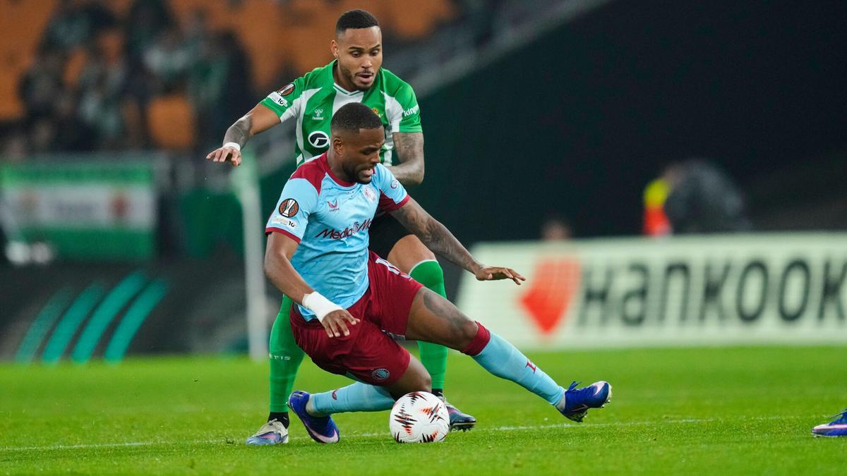 Feyenoord's Cyle Larin, front, and Betis' Natan challenge for the ball during the Europa League opening phase soccer match between Real Betis and Feyenoord in Seville, Spain, Thursday, Jan. 29, 2026. (AP Photo/Jose Breton)
