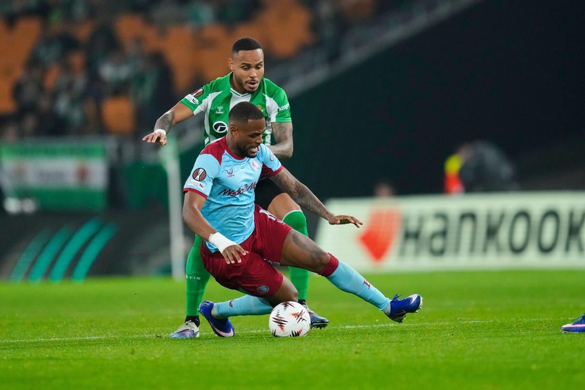 Feyenoord's Cyle Larin, front, and Betis' Natan challenge for the ball during the Europa League opening phase soccer match between Real Betis and Feyenoord in Seville, Spain, Thursday, Jan. 29, 2026. (AP Photo/Jose Breton)