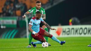Feyenoords Cyle Larin, front, and Betis Natan challenge for the ball during the Europa League opening phase soccer match between Real Betis and Feyenoord in Seville, Spain, Thursday, Jan. 29, 2026. (AP Photo/Jose Breton)