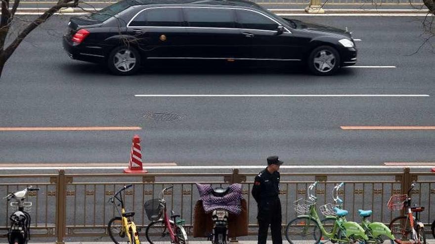 Limusina en la que se desplazaría Kim por Pekín. // Reuters
