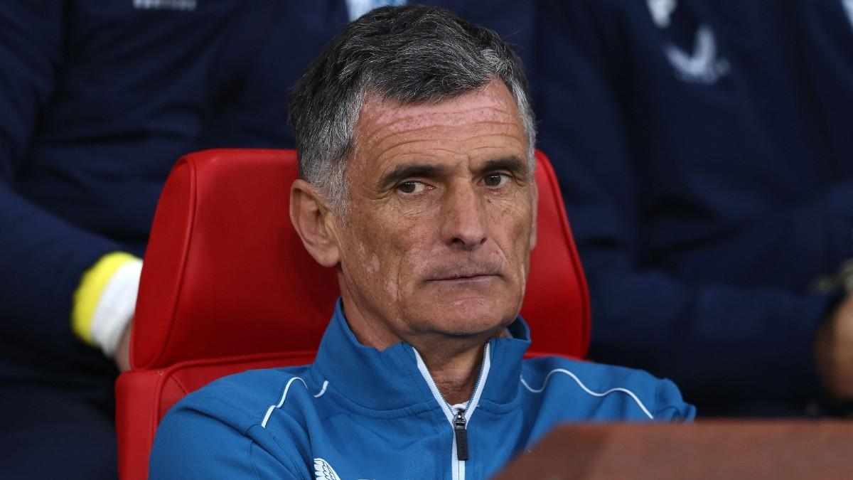 Mendilibar, con gesto serio en el banquillo