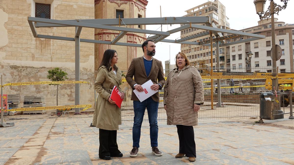 Los representantes del PSOE Málaga, junto a la pérgola.