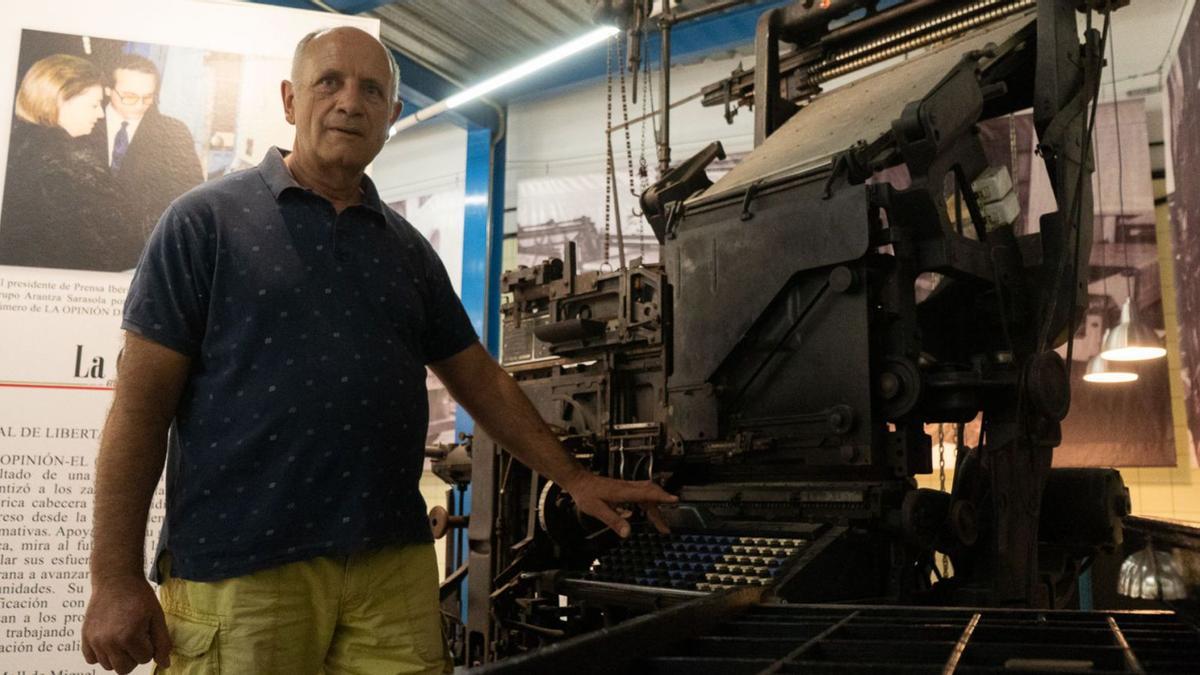 Jose Manuel con la linotipia del Museo Guardianes de la Memoria de LA OPINIÓN-EL CORREO DE ZAMORA. | Jose Luis Fernández