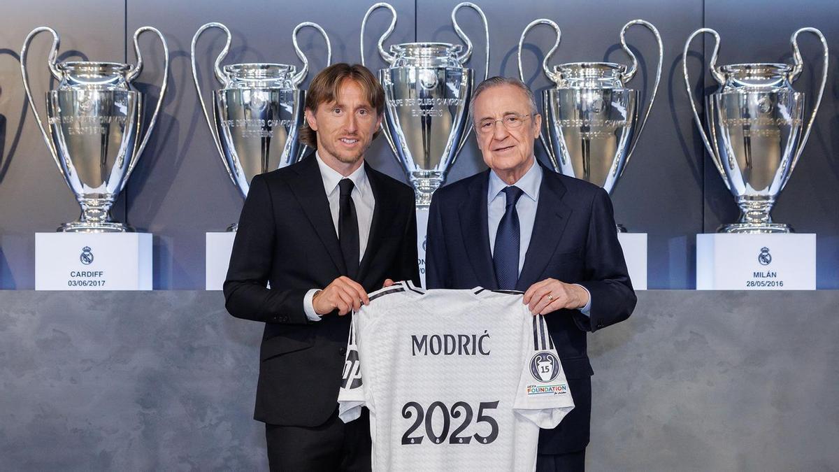 Luka Modric, capitán del Real Madrid, junto a Florentino Pérez después de renovar una temporada más.