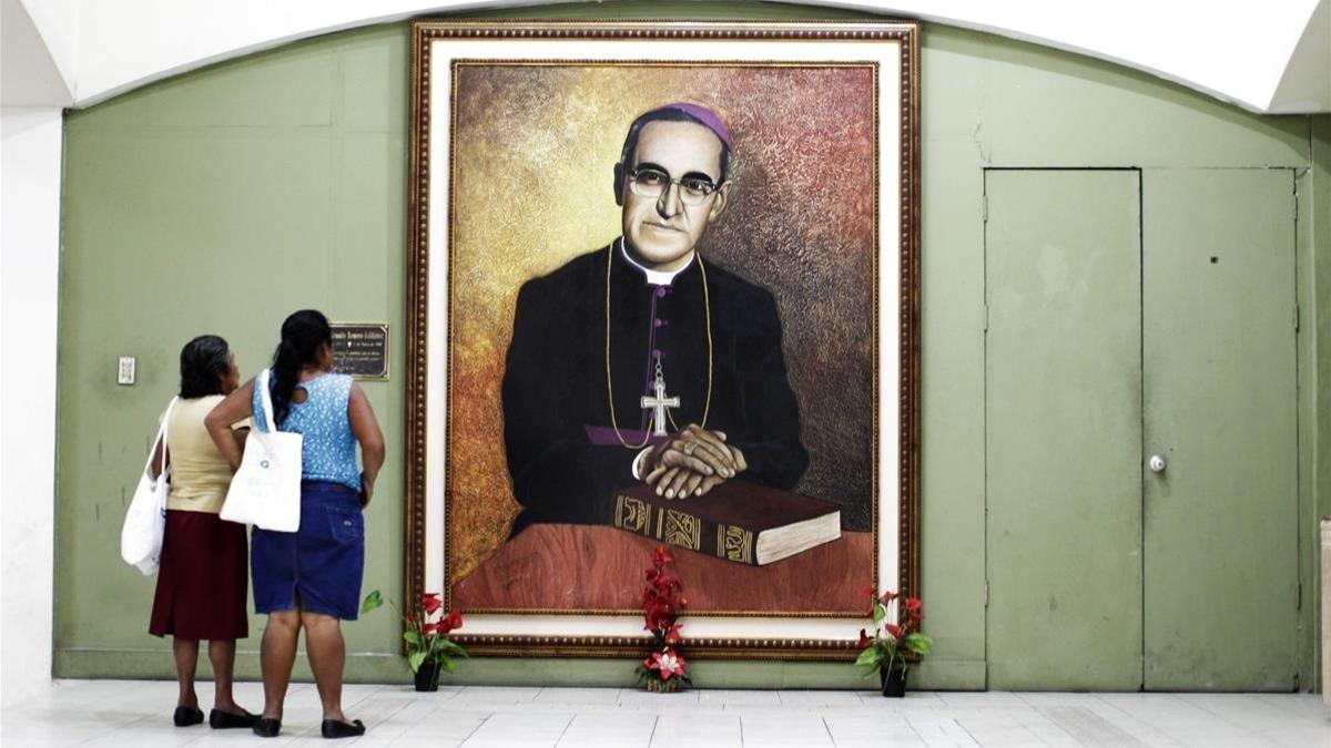 Retrato del arzobispo Óscar Romero en la catedral de San Salvador.