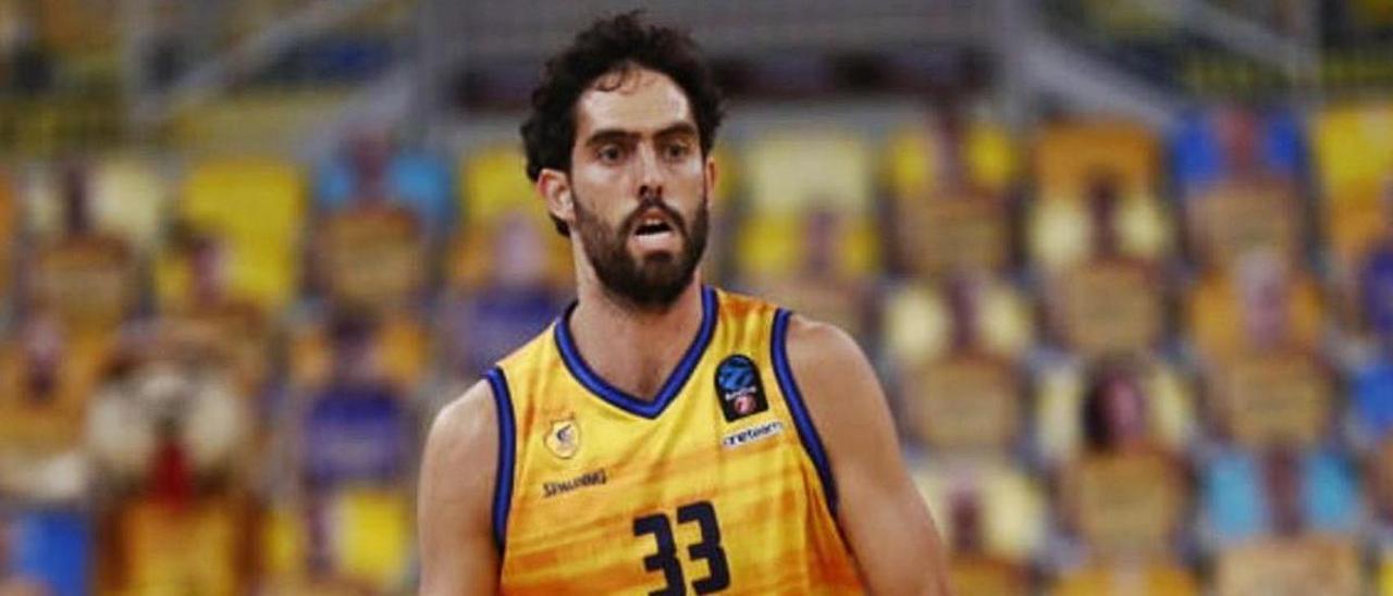 El alero del Herbalife Gran Canaria, Javier Beirán, bota el balón durante el choque ante el Casademont del pasado sábado. | | CBGC