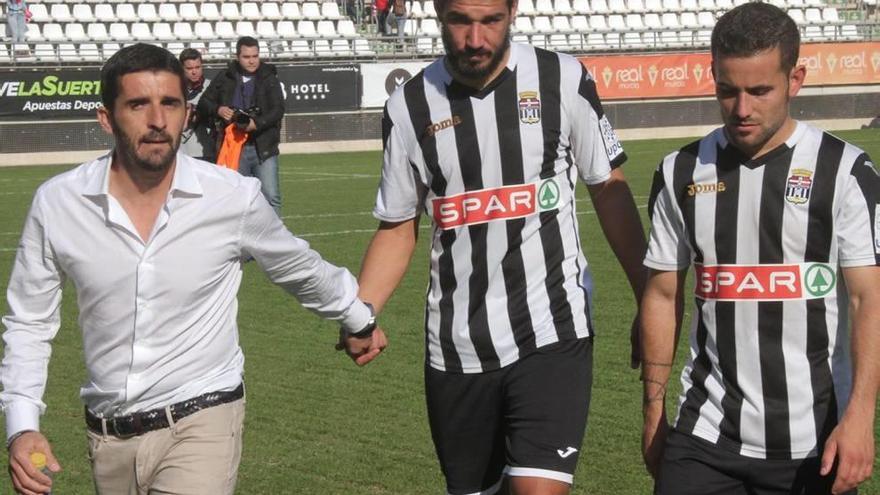 Víctor lleva a Moisés y Menudo a saludar a la afición albinegra.