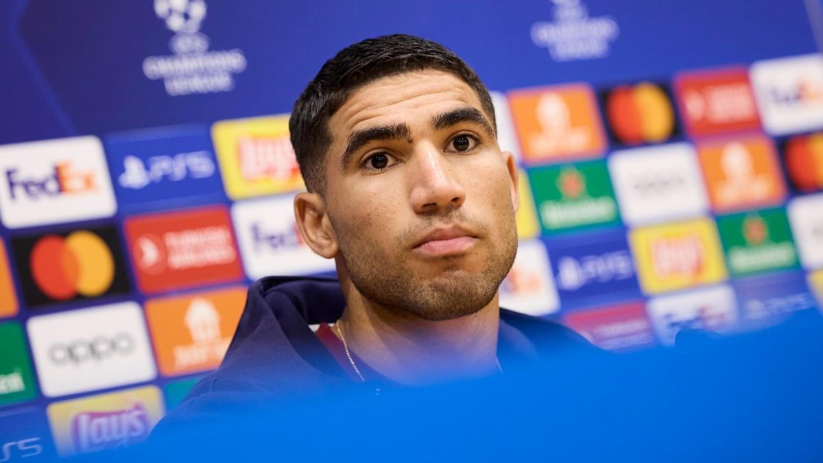 Hakimi en rueda de prensa con el PSG