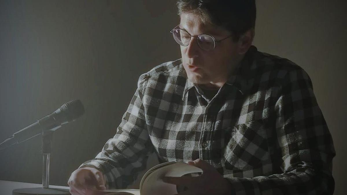 Manuel Valero Gómez recita uno de sus poemas.