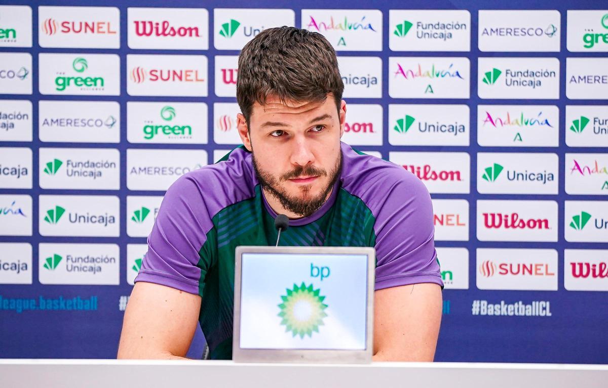 Jonathan Barreiro atiende a la prensa en el Martín Carpena.
