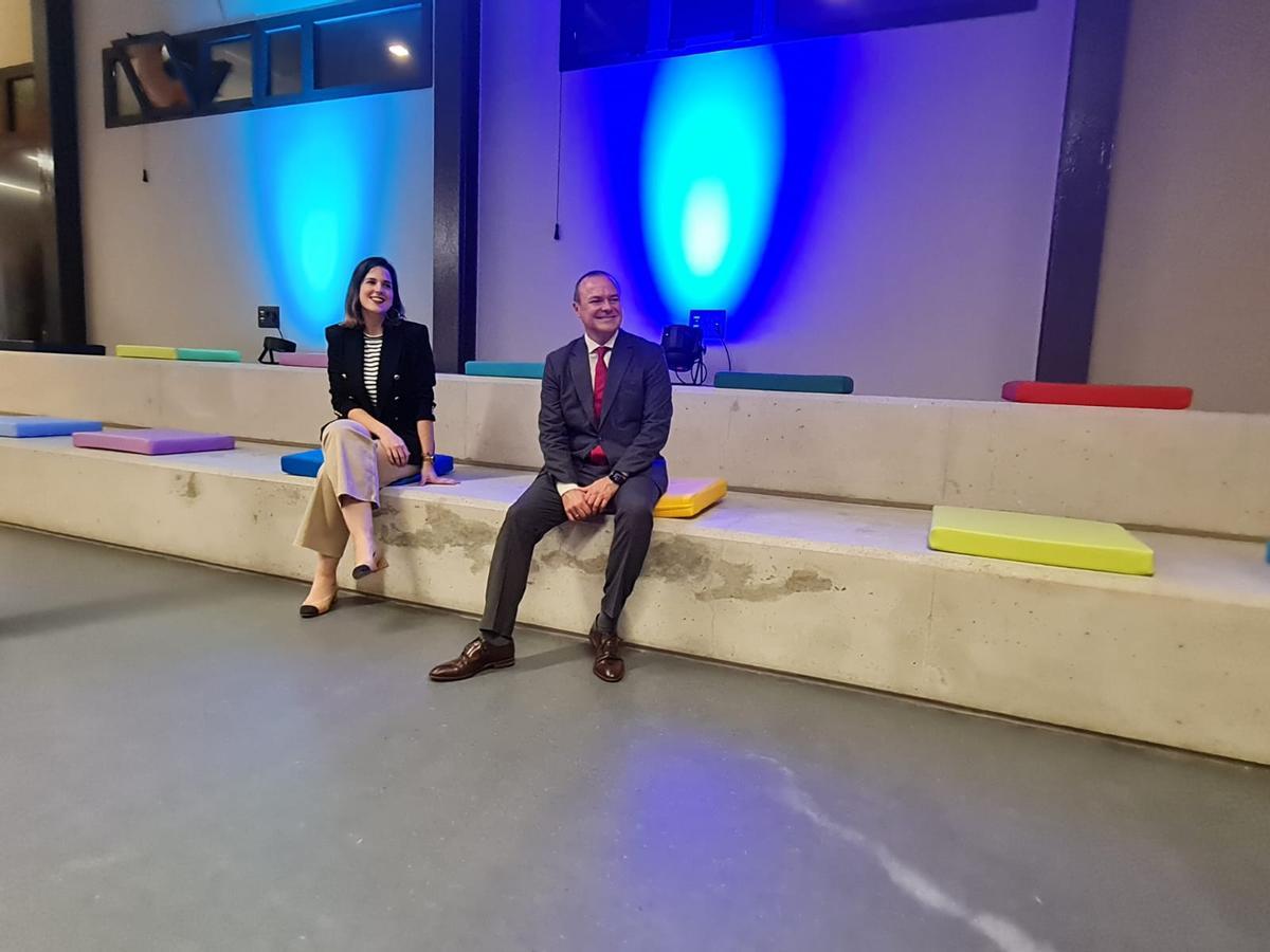 Augusto Hidalgo y Carla Campoamor sentados en las bancadas de la sala Grada Naciente.