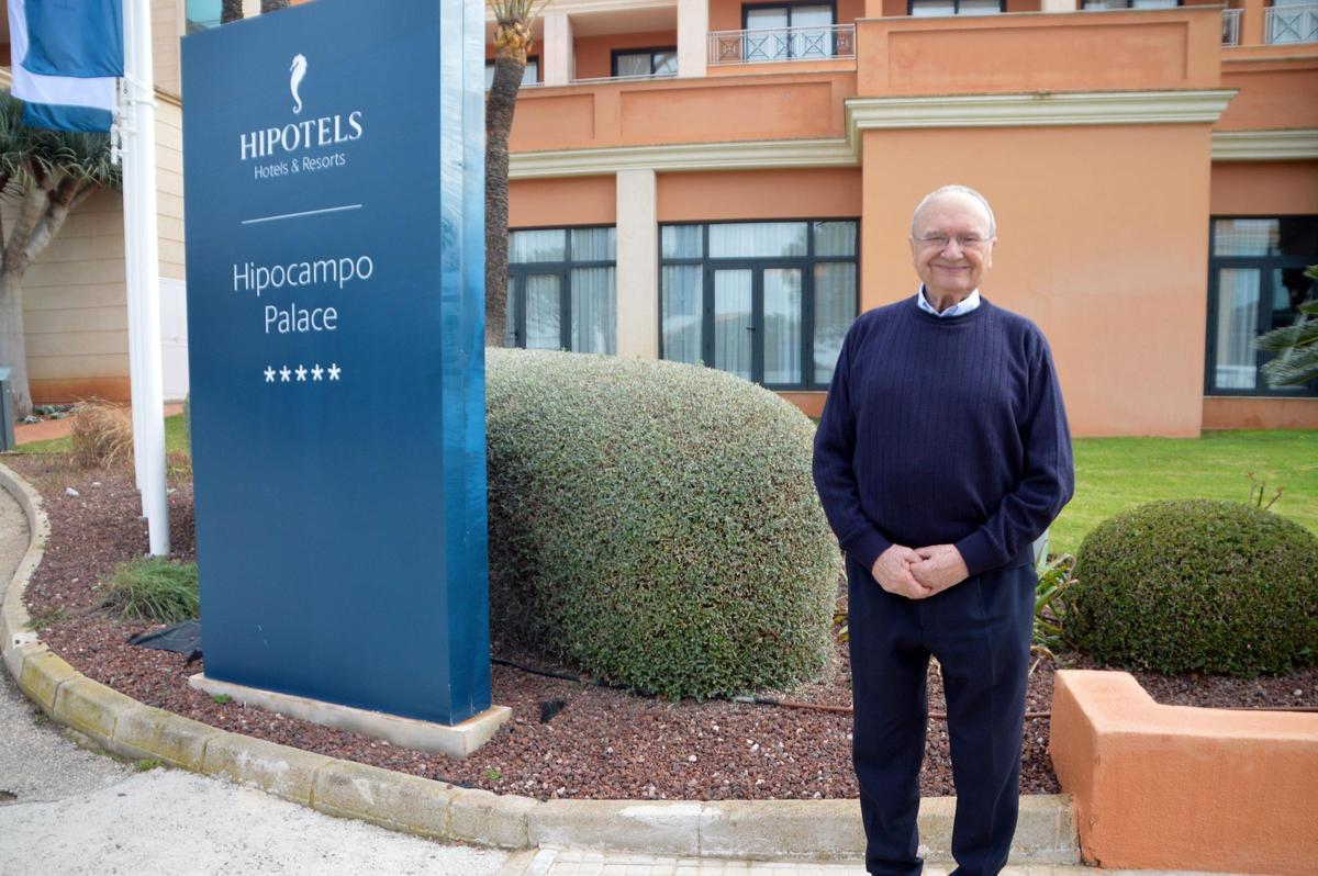 Juan Llull, presidente y fundador de Hipotels Hotels & Resorts, en la entrada del Hipocampo Palace, en Cala Millor, en Mallorca.