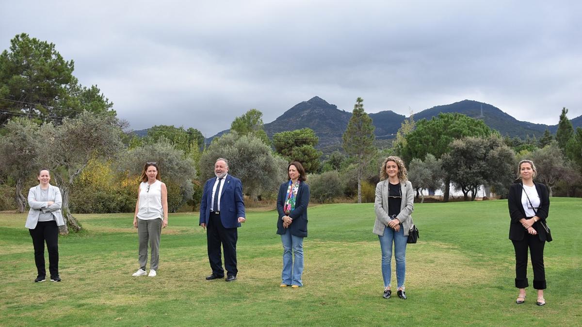 Joaquín Villanova y Patricia Navarro, en el centro, en la visita a Lauro Golf.