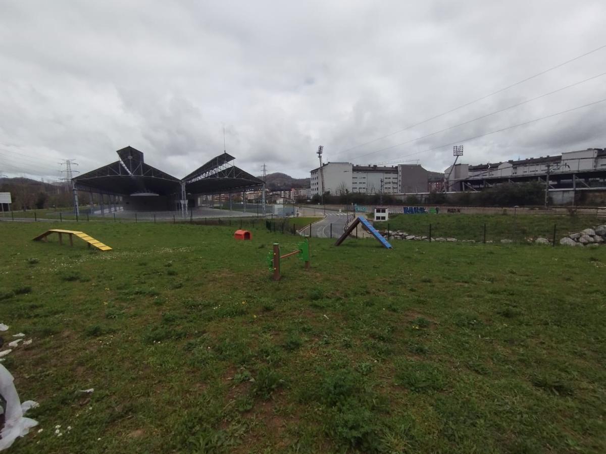 El parque canino, con el recinto ferial al fondo.