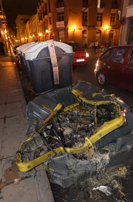 Contenedores quemados en la calle Buenos Aires