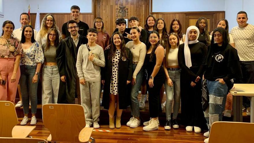 Foto de familia de los estudiantes en los Juzgados de Puerto del Rosario. | | LP/DLP