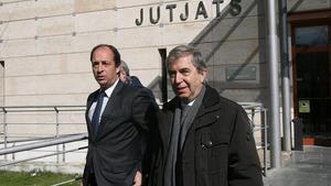 El doctor Vilardell, a la derecha, a la salida de los juzgados de Reus.
