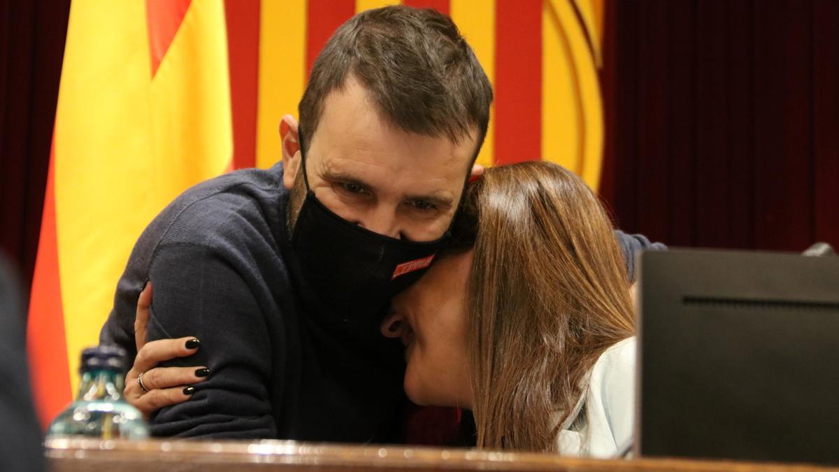 La presidenta del Parlament, Laura Borràs, i el diputat de la CUP i secretari tercer de la Mesa, Pau Juvillà, a l'inici del ple del Parlament del 14 de desembre de 2021