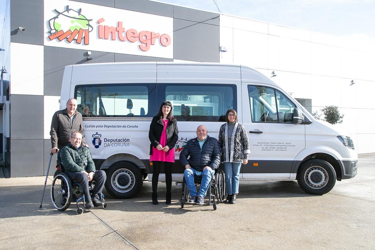 A deputada Mar García, no centro, con directivos de Íntegro diante da nova furgoneta.