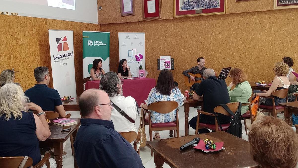 La autora, al fondo, durante la presentación de la novela en el club de lectura del Ateneu.
