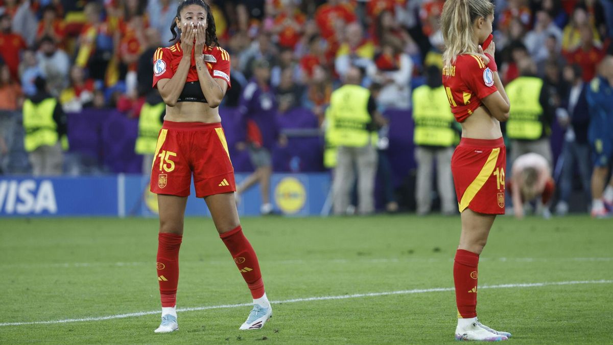 BASILEA (SUIZA), 27/07/2025.- Las jugadoras de la selección española tras caer en la tanda de penaltis en la final de la Eurocopa Femenina 2025 que han disputado este domingo España e Inglaterra en el St. Jakob Park de Basilea (Suiza). EFE/ Ana Escobar.