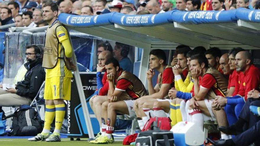 Casillas, en pie junto al banquillo durante el partido ante Italia. // Efe